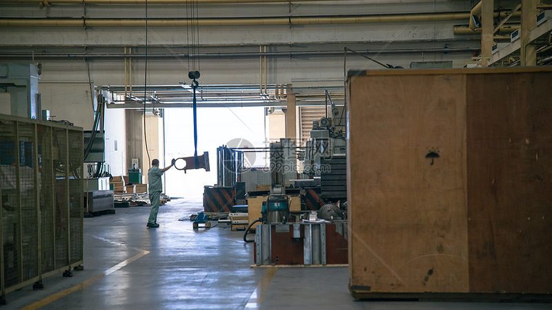 变频器输入滤波电容：不可或缺的“稳压器